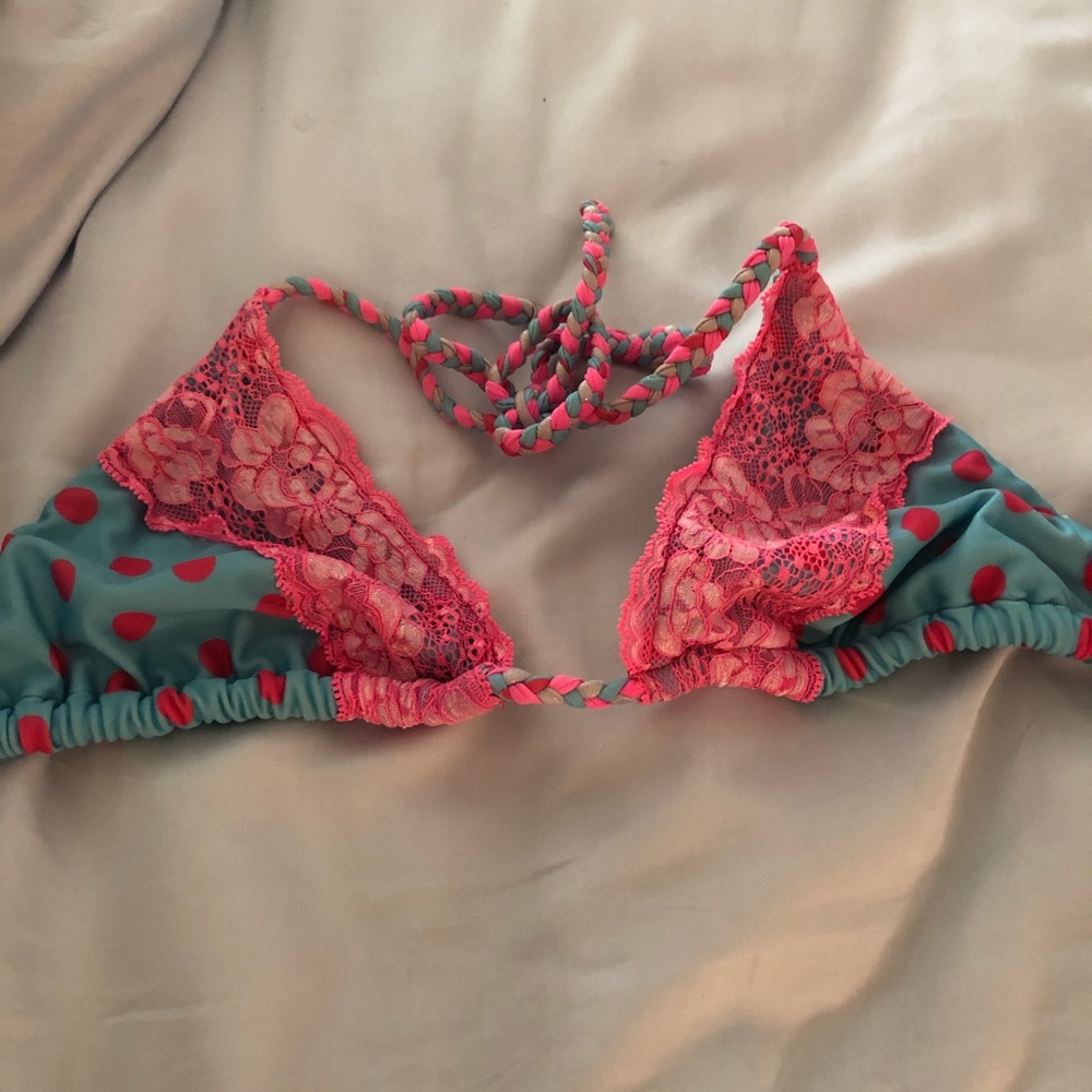 Beach bunny medium lace pokodot top.